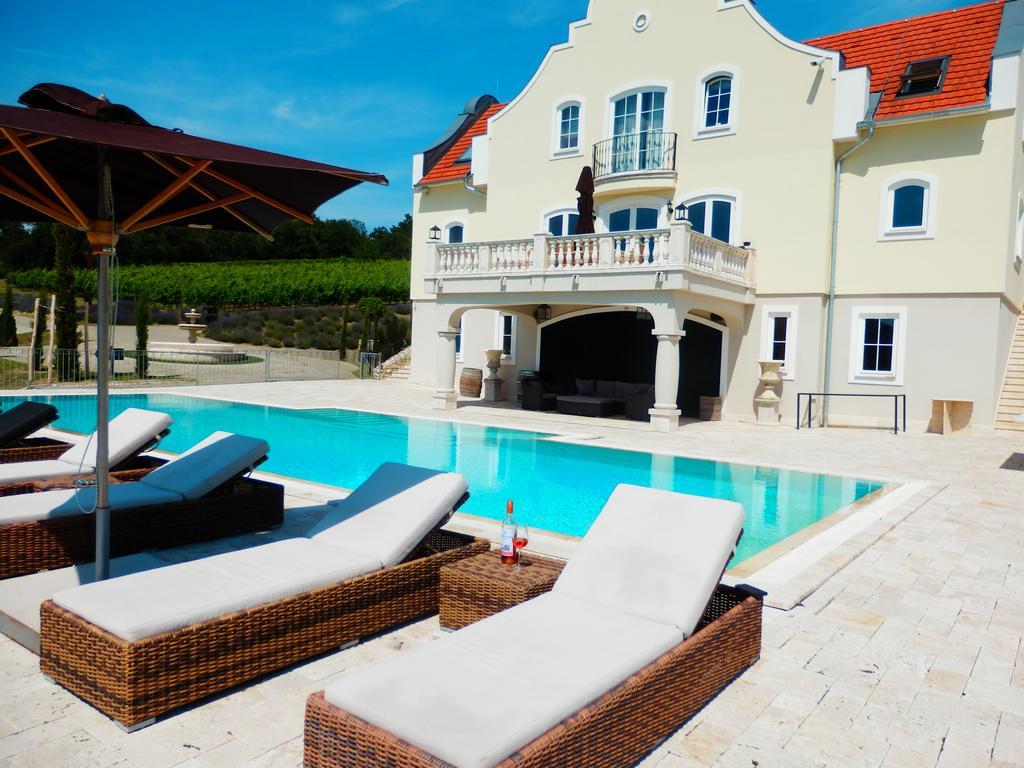 Liszkay Borkuria Hotel Monoszlo Ngoại thất bức ảnh